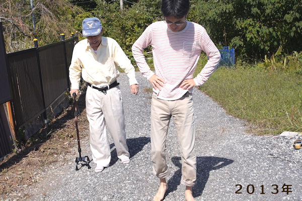 2013年　リウマチとがんを患い歩行が困難な中、足裏刺激も兼ねて裸足で歩行訓練を行う